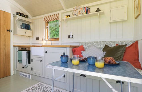 South Leigh Hütte | SPINDLE, with open fire in Witney