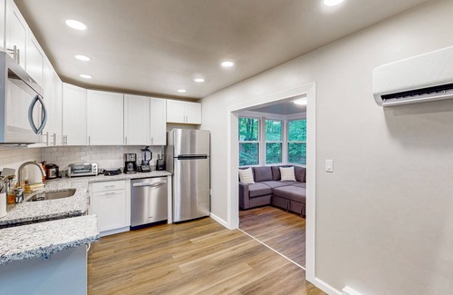 East Stroudsburg Haus | Splendid dog-friendly home with deck, W/D, free WIFI & gas grill