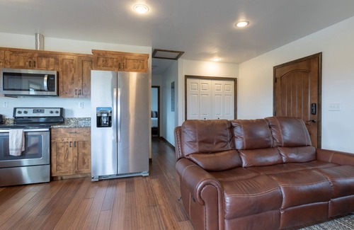 Freedom Kabine | Spotted Moon Ranch - River Front - One Bedroom King Cabin