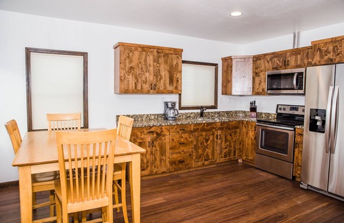 Freedom Kabine | Spotted Moon Ranch - River Front - One Bedroom King Cabin