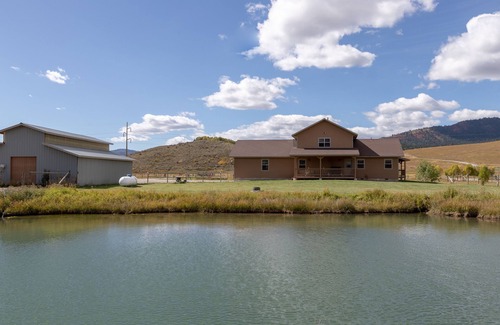 Freedom Kabine | Spotted Moon Ranch - River Front - One Bedroom King Cabin