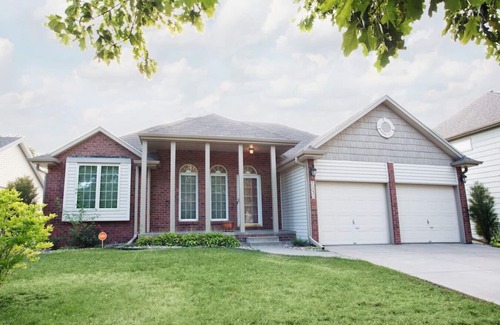 Lincoln Haus | Sprawl out and enjoy time together!