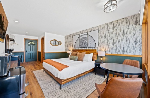 Fish Creek Hotel | Spruce and Shore Motel