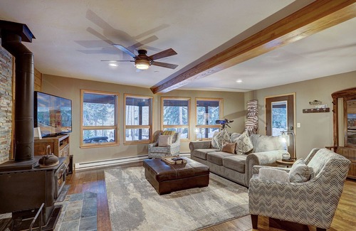 Blue River Haus | Spruce Creek Lodge- 5 min to Downtown Breck!