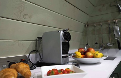 Malmesbury Kabine | Squirrels Drey | Hot Tub Stay in the Cotswolds