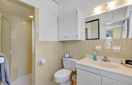 Downtown Historic District Villa | St Augustine "Pink House" Sleep 12, 6 Bd, 3Bth, Steps to Historic St Augustine Center & All Tourist Attractions, Restaurants, Cafes, Backyard, Porch