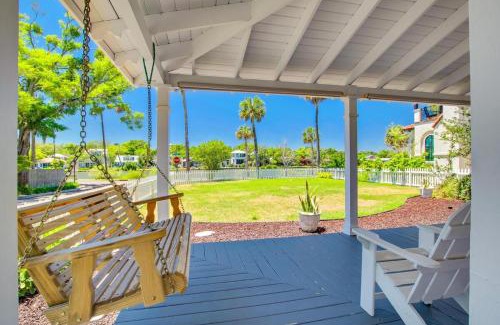 Downtown Historic District Villa | St Augustine "Pink House" Sleep 12, 6 Bd, 3Bth, Steps to Historic St Augustine Center & All Tourist Attractions, Restaurants, Cafes, Backyard, Porch