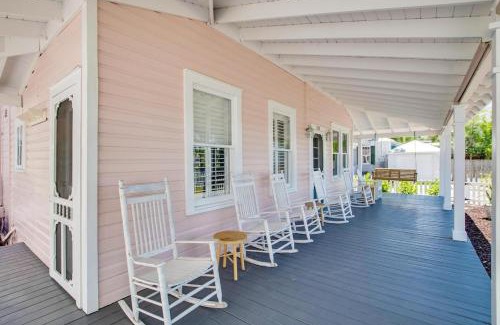 Downtown Historic District Villa | St Augustine "Pink House" Sleep 12, 6 Bd, 3Bth, Steps to Historic St Augustine Center & All Tourist Attractions, Restaurants, Cafes, Backyard, Porch