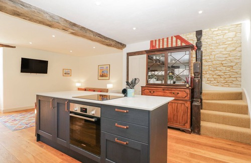 Ozleworth Haus | STABLE COTTAGE, pet friendly, with a garden in Sherston