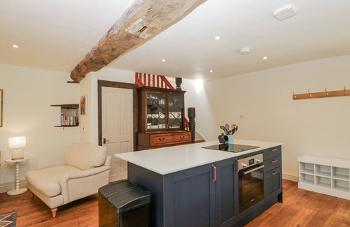 Ozleworth Haus | STABLE COTTAGE, pet friendly, with a garden in Sherston