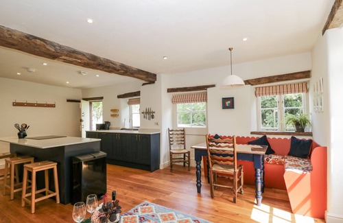 Ozleworth Haus | STABLE COTTAGE, pet friendly, with a garden in Sherston