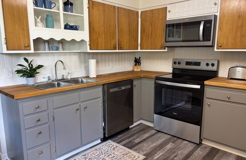 Bloomington Haus | Stadium Stroll: Walk to the Big Game! Sleeps 14