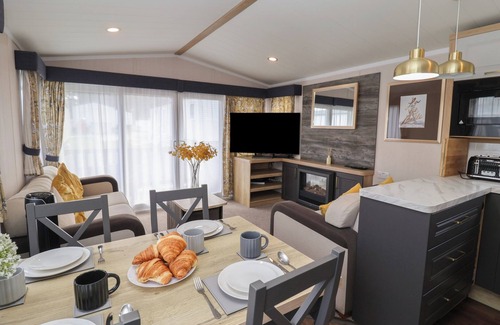 Hopton Hütte | STAG LODGE, CARAVAN 70, with pool in Belton, Norfolk