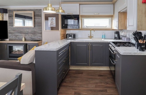 Hopton Hütte | STAG LODGE, CARAVAN 70, with pool in Belton, Norfolk