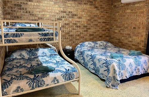 Stanage Haus | Stanage Bay decked-out, spacious beach house with air-conditioning, boat-parking