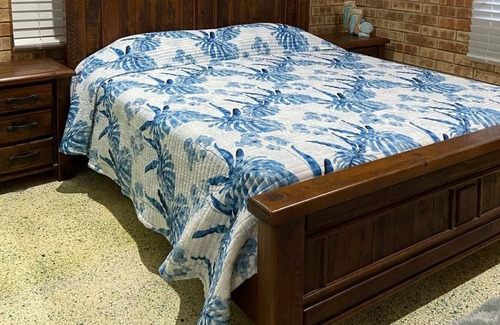 Stanage Haus | Stanage Bay decked-out, spacious beach house with air-conditioning, boat-parking