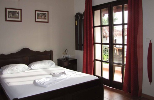 Kala Nera Haus | Standard studio ground/first floor for 2 adults+1 child - pool view #6/9