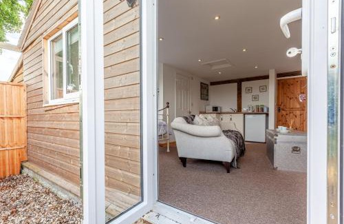 Hatfield Broad Oak Haus | Stansted airport - studio annexe with parking