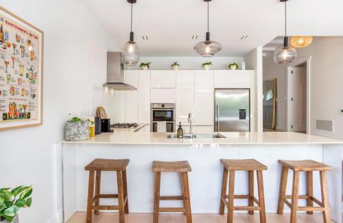 Westmere Haus | State-Of-The-Art Executive Home - Aircon - Spa