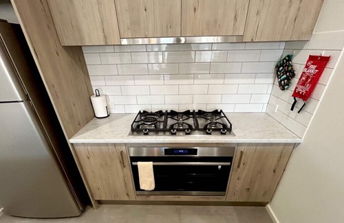 Wallaroo Haus | Stately Retreat - Brand New 4 Bedroom Home With Private Mariner Access