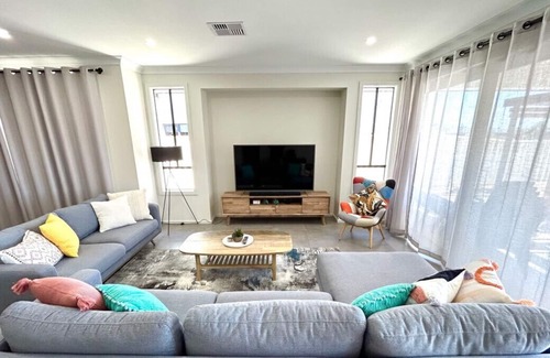 Wallaroo Haus | Stately Retreat - Brand New 4 Bedroom Home With Private Mariner Access