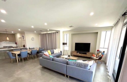 Wallaroo Haus | Stately Retreat - Brand New 4 Bedroom Home With Private Mariner Access