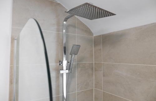 Runcorn Haus | 'Station House' Cosy Renovated Family-Friendly Home in Runcorn, Cheshire - Train Station Liverpool Chester Links, Brindley Theatre