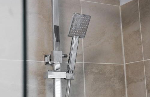 Runcorn Haus | 'Station House' Cosy Renovated Family-Friendly Home in Runcorn, Cheshire - Train Station Liverpool Chester Links, Brindley Theatre