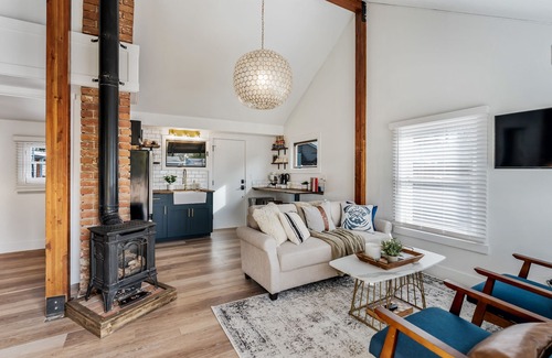 Depot Bench Haus | Stay 208: Gorgeous renovated modern farmhouse cottage