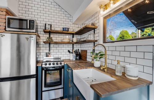 Depot Bench Haus | Stay 208: Gorgeous renovated modern farmhouse cottage