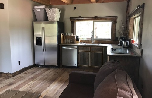 Coram Wohnung | Stay at Our Lookout Tower: Studio Apartment, Waterfront Pond, near Glacier NP