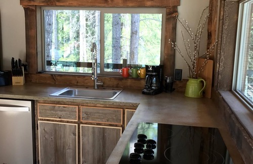 Coram Wohnung | Stay at Our Lookout Tower: Studio Apartment, Waterfront Pond, near Glacier NP