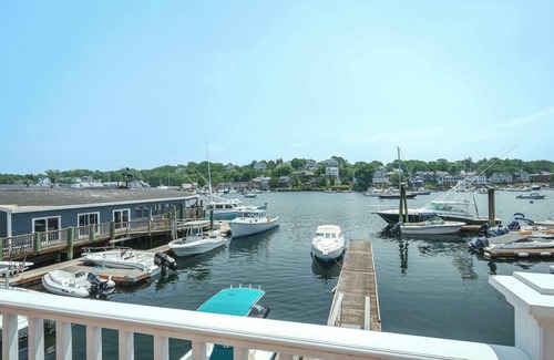 Gloucester Haus | Stay at Smith Cove Su