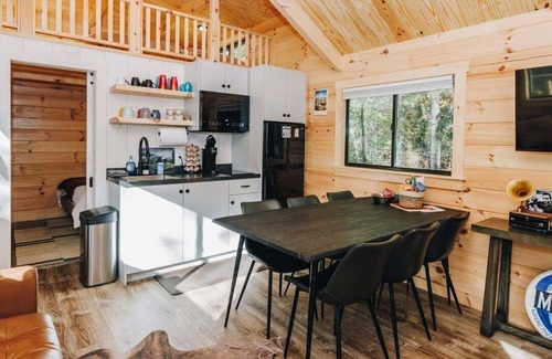 Campton Kabine | Stay in Style and Comfort at Moonshine Manor