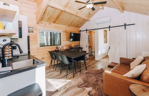 Campton Kabine | Stay in Style and Comfort at Moonshine Manor