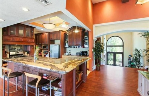 Kenner - Louis Armstrong International Airport Villa | Übernachten Sie in Ihrer eigenen Villa im italienischen Stil! Überall in der Nähe.