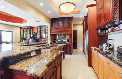 Kenner - Louis Armstrong International Airport Villa | Übernachten Sie in Ihrer eigenen Villa im italienischen Stil! Überall in der Nähe.