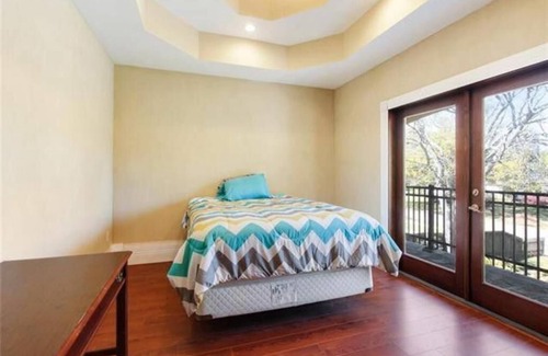 Kenner - Louis Armstrong International Airport Villa | Übernachten Sie in Ihrer eigenen Villa im italienischen Stil! Überall in der Nähe.