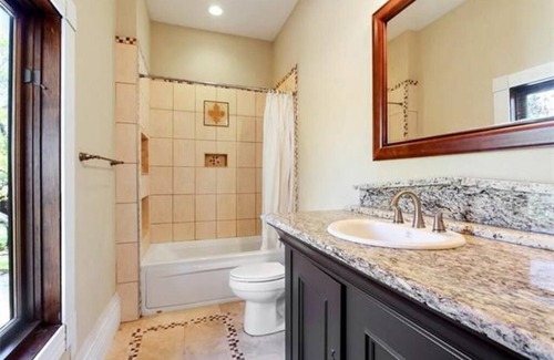 Kenner - Louis Armstrong International Airport Villa | Übernachten Sie in Ihrer eigenen Villa im italienischen Stil! Überall in der Nähe.