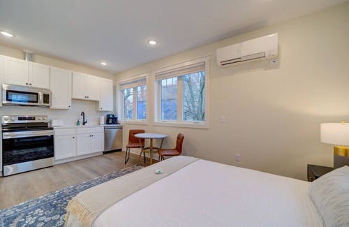 Nelson Hotel | Stay on Clay - Suite #8