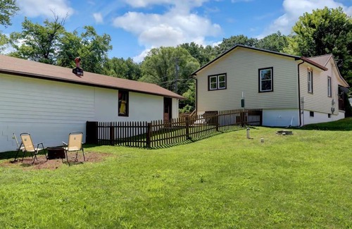 Duncannon Haus | Stay On State - 15 Min to Harrisburg, 30 Min to Carlisle 2BR tastefully decorated