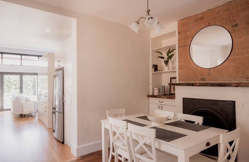 Battery Point Haus | Stay steps from Salamanca in historical cottage