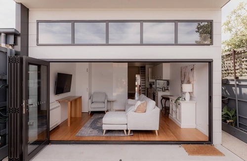 Battery Point Haus | Stay steps from Salamanca in historical cottage