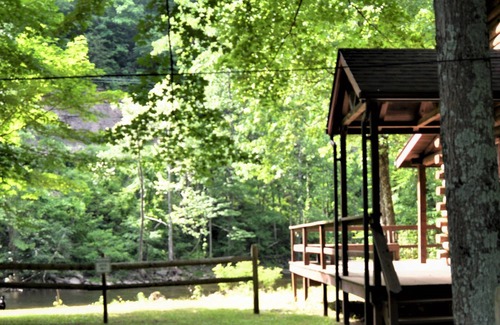 Elkins Kabine | RIVERFRONT! WHIRLPOOL ! Privatgelände. Haustierfreundlich. Volles Personal