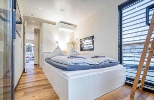 Ostvorpommern Haus | STAY24 - Wasservilla Chalet am Meer