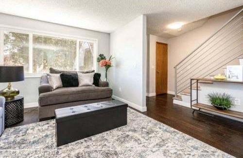 Boise Bench Haus | #StayInMyDistrict Cozy Central Boise Townhouse