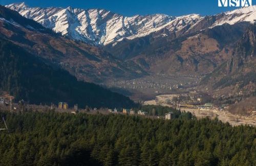 New Manali Wohnung | StayVista at Johnson Studios with Views and Wi-Fi