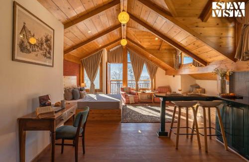 New Manali Wohnung | StayVista at Johnson Studios with Views and Wi-Fi