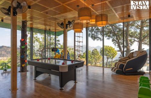 Barog Wohnung | StayVista at Serene with Outdoor Bonfire