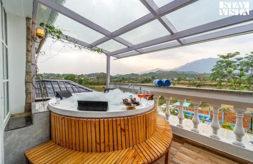 Bigha Wohnung | StayVista at The Crystal Crest with Jacuzzi and BBQ